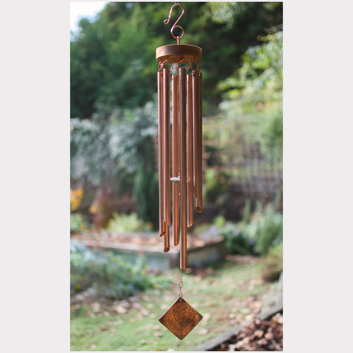 Wind chime featuring eight genuine copper chimes and a copper-colour hammered leaf imprint windsail.